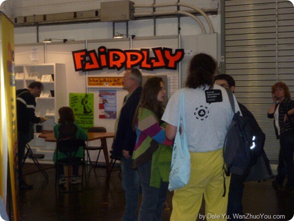 玩家聚集在Fairplay的展台前看排名