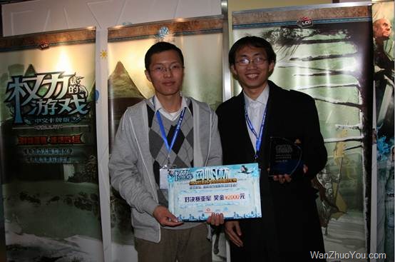 亚军：王萱佶 (照片右边)