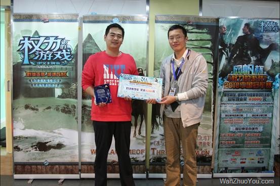 季军：许佳平 (照片左边)