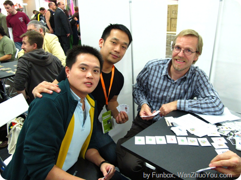 图为方盒子Jomy Huang（左一）与《矮人矿坑》作者Frederic Moyersoen（右一）