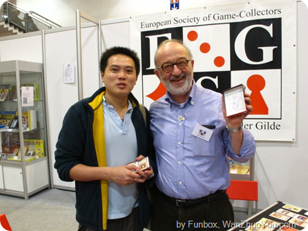 图为方盒子Jomy Huang（左一）与《Alex&Co.》作者Niek Neuwahl（右一）