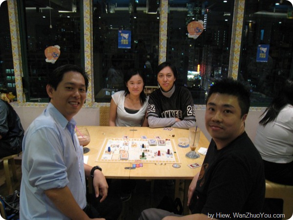  我、苗燕、阿聪、阿Ben在香港的Jollythinkers桌游咖啡店玩《环游世界八十日》 (Around the World in 80 Days)